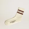 Abgenutzte weiße Socken mit Used-Look-Details und braunen Streifen
