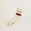 Socken in Used-White-Optik mit Distressed-Details und beigen sowie burgunderroten Streifen