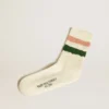 Socken in „Worn-White“-Optik mit Used-Effekten und rosa-grünen Streifen