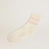 Weiße Socken im Distressed-Look mit babyrosa Logo und Streifen