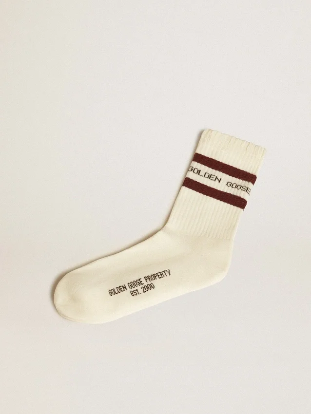 Abgenutzte weiße Socken mit Used-Look-Details und braunen Streifen