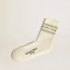 Abgenutzte weiße Socken mit Used-Look-Details und salbeigrünen Streifen