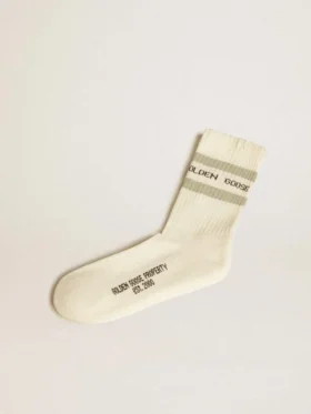 Abgenutzte weiße Socken mit Used-Look-Details und salbeigrünen Streifen