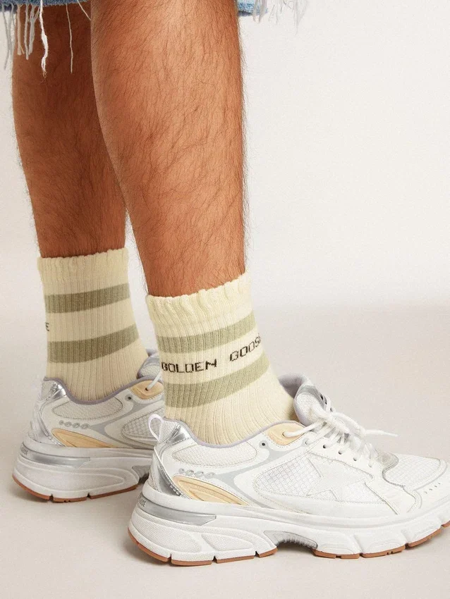 Abgenutzte weiße Socken mit Used-Look-Details und salbeigrünen Streifen