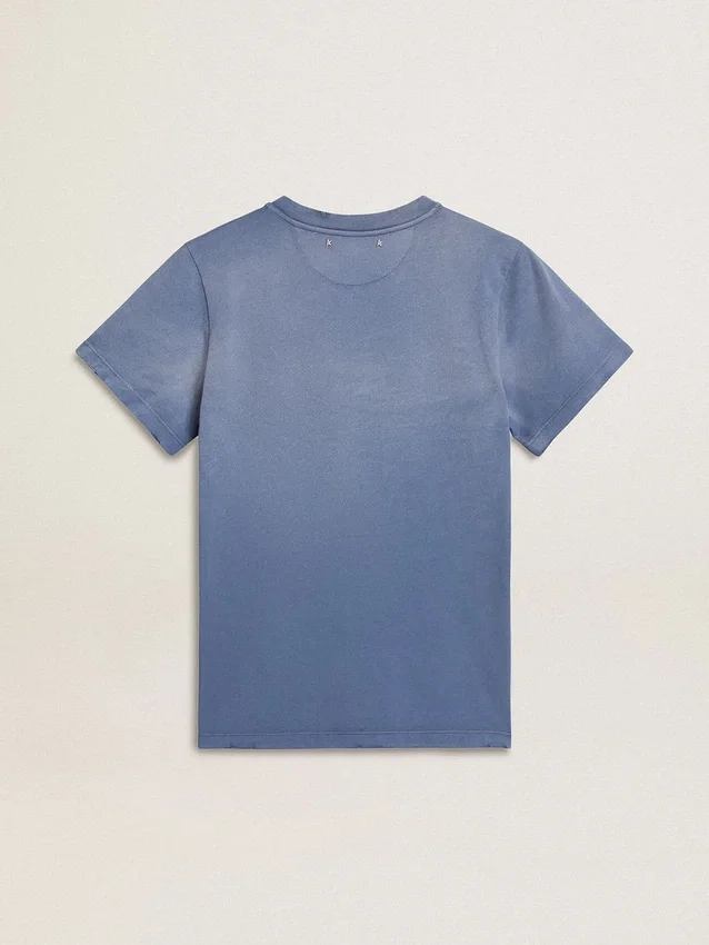 Ausgewaschenes hellblaues Damen-Hemd mit Aufdruck auf der Brust