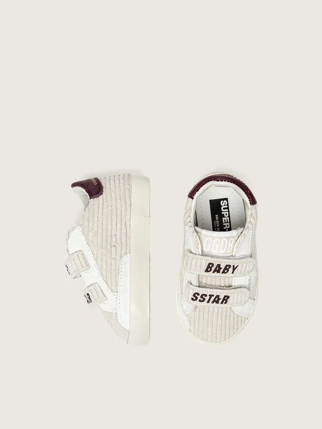 Baby-Schuhe aus Samt mit weißem Stern aus Wildleder und burgunderroter Lederlasche am Fersenbereich