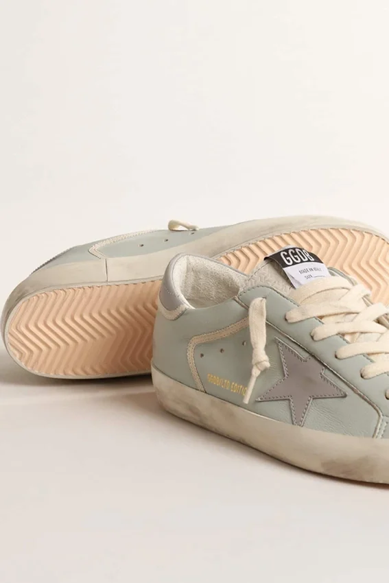 Babyblauer Super-Star für Damen aus Nappaleder mit grauem Lederstern und Fersenlasche