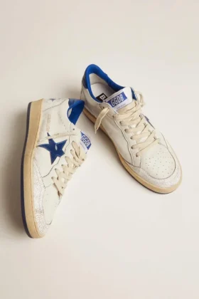 Ball Star für Damen aus weißem Nappaleder mit hellblauem Stern aus Metallic-Leder und Fersenlasche