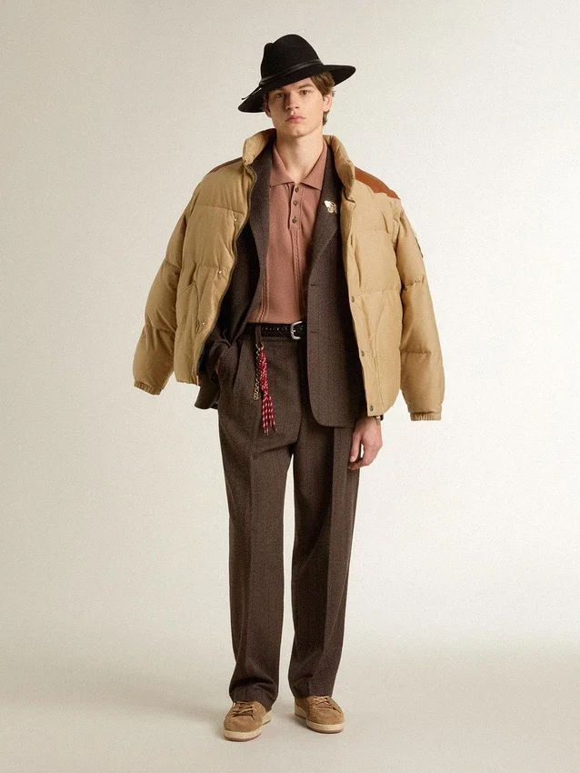 Beigefarbene Bomberjacke mit Leder- und Aufnähdetails