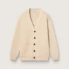 Beigefarbene Damen-Strickjacke mit „Golden“-Schriftzug auf der Rückseite