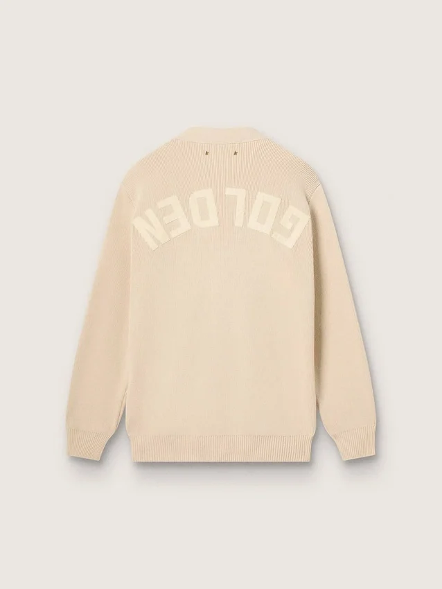 Beigefarbene Damen-Strickjacke mit „Golden“-Schriftzug auf der Rückseite