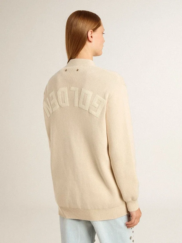 Beigefarbene Damen-Strickjacke mit „Golden“-Schriftzug auf der Rückseite