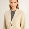 Beigefarbene Damen-Strickjacke mit „Golden“-Schriftzug auf der Rückseite
