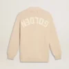 Beigefarbene Damen-Strickjacke mit „Golden“-Schriftzug auf der Rückseite