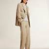 Beigefarbene, einreihige Damenjacke mit Nadelstreifen und Oversize-Passform