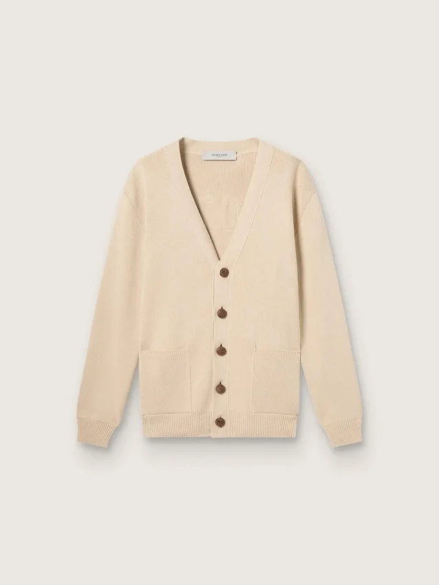 Beigefarbene Herren-Strickjacke mit „Golden“-Schriftzug auf der Rückseite