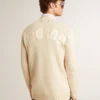 Beigefarbene Herren-Strickjacke mit „Golden“-Schriftzug auf der Rückseite