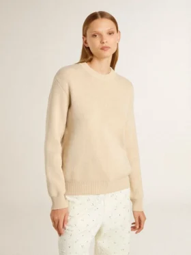 Beiger Damenpullover mit „Golden“-Schriftzug auf dem Rücken