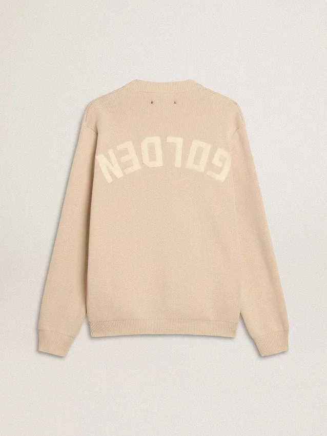 Beiger Herrenpullover mit Rundhalsausschnitt und „Golden“-Schriftzug auf der Rückseite