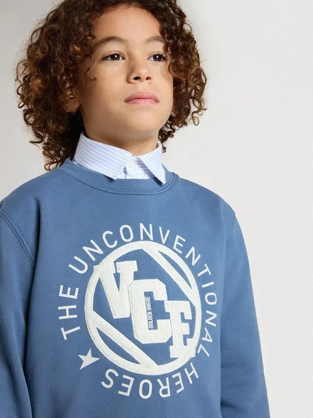 Blaues Kinder-Sweatshirt mit weißen geprägten Aufnähern