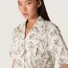 Boxy-Baumwollhemd für Damen mit schwarz-weißem Blumenprint