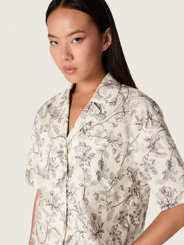 Boxy-Baumwollhemd für Damen mit schwarz-weißem Blumenprint
