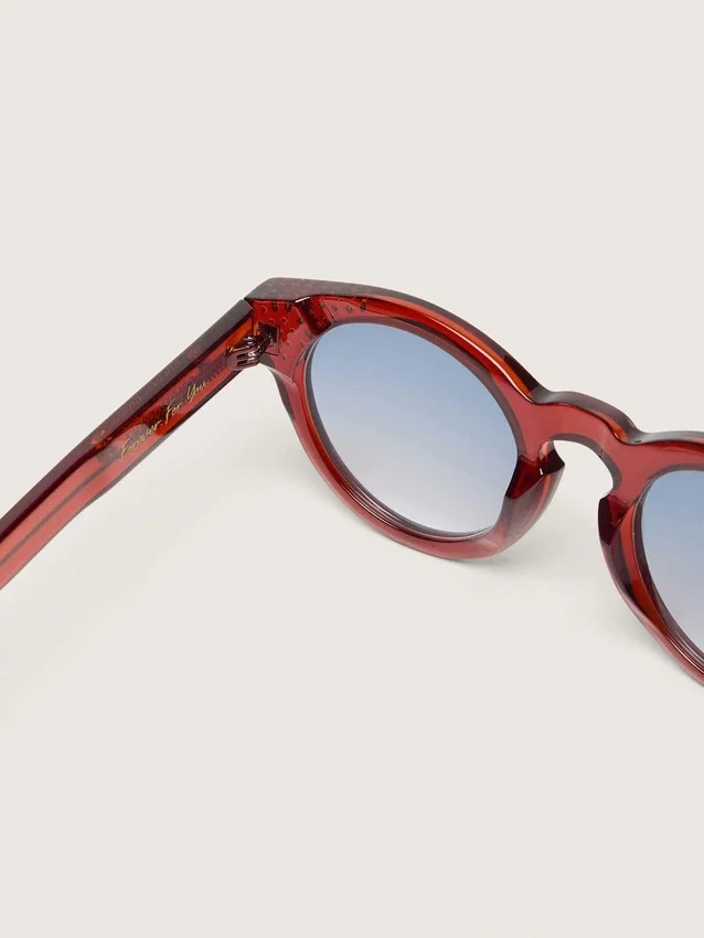 Cameron Panthos Sonnenbrille mit honigfarbenem Rahmen, Edelsteinen und blauen Gläsern