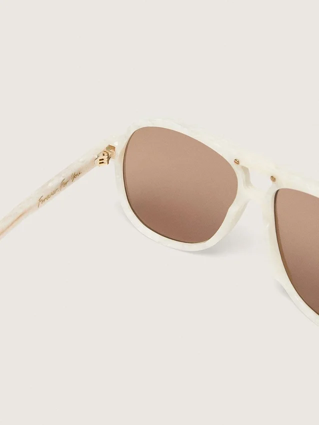 Charlie-Sonnenbrille mit perlweißem Rahmen und goldenen Gläsern