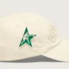 Cremefarbene Baseballkappe mit Ton-in-Ton-„Golden“-Aufnäher und grüner Stern-Anstecknadel