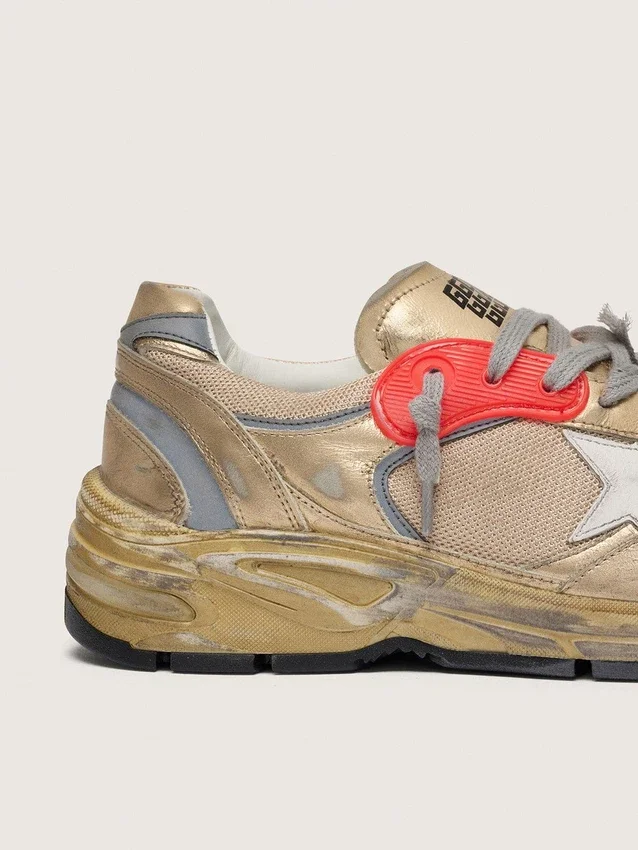Herrenmodell „Dad-Star“ aus goldlaminiertem Leder und Mesh mit weißem Lederstern und goldener Lederlasche an der Ferse