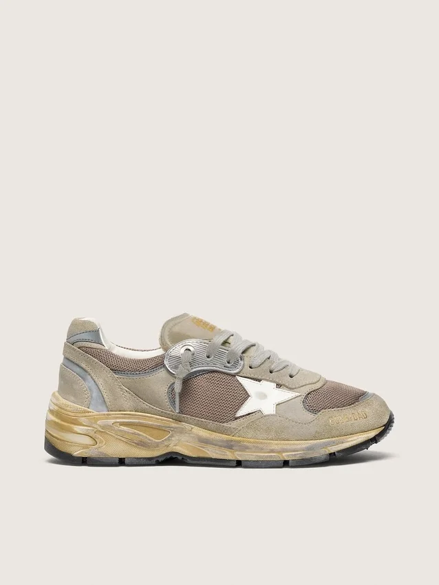 Dad-Star für Damen aus taubengrauem Wildleder und silbernem Mesh mit weißem Lederstern und Fersenlasche aus Wildleder