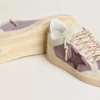 Damen-Ball Star aus lila Wildleder mit burgunderrotem Lederstern und lila Wildleder-Fersenlasche