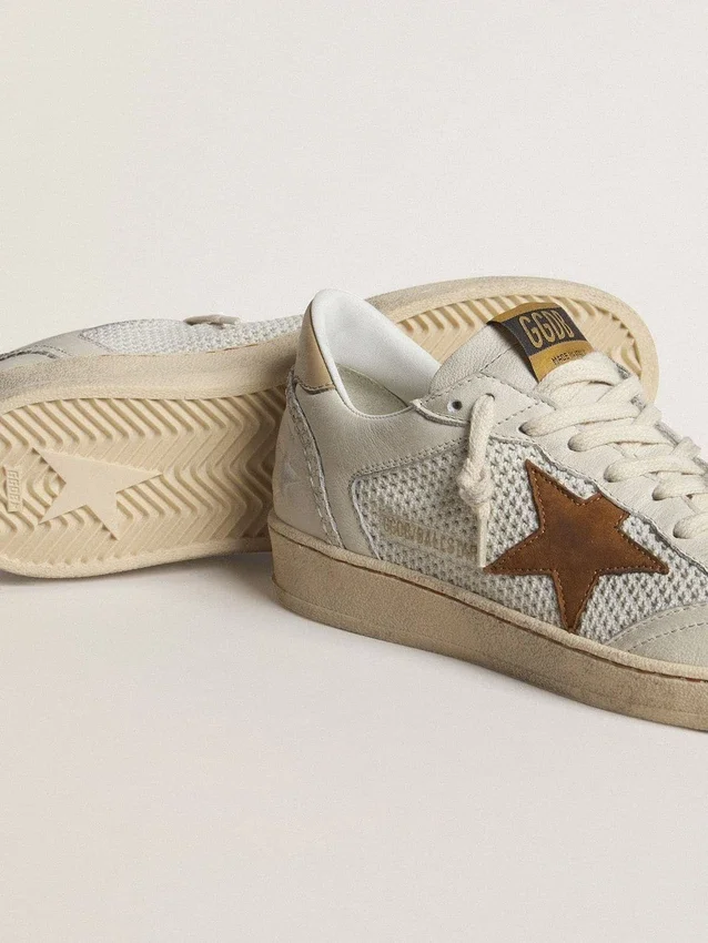 Damen-Ball Star aus weißem Nappa und Mesh mit tabakfarbenem Nubuk-Stern und beiger Fersenlasche