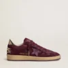 Damen-Modell „Ball Star“ aus burgunderrotem Wildleder mit Kristallstern und Fersenlasche aus Metallic-Leder