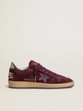 Damen-Modell „Ball Star“ aus burgunderrotem Wildleder mit Kristallstern und Fersenlasche aus Metallic-Leder