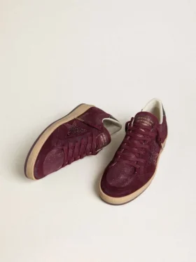 Damen-Modell „Ball Star“ aus burgunderrotem Wildleder mit Kristallstern und Fersenlasche aus Metallic-Leder