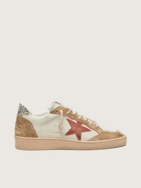 Damen-Modell „Ball Star“ aus cremefarbenem Leder mit ziegelrotem Lederstern und Wildledereinsätzen