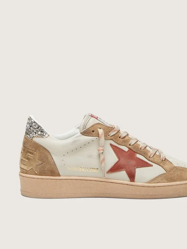 Damen-Modell „Ball Star“ aus cremefarbenem Leder mit ziegelrotem Lederstern und Wildledereinsätzen
