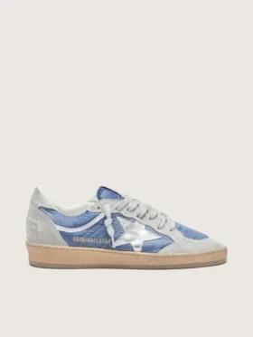 Damen-Modell „Ball Star“ aus denimblauem Nylon mit hellgrauen Wildledereinsätzen und einem Stern aus metallisch-silbernem Leder
