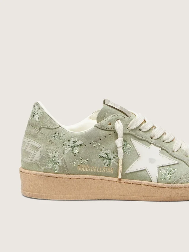 Damen-Modell „Ball Star“ aus salbeigrünem Wildleder mit weißem Lederstern und farblich abgestimmter Swarovski-Blumenstickerei