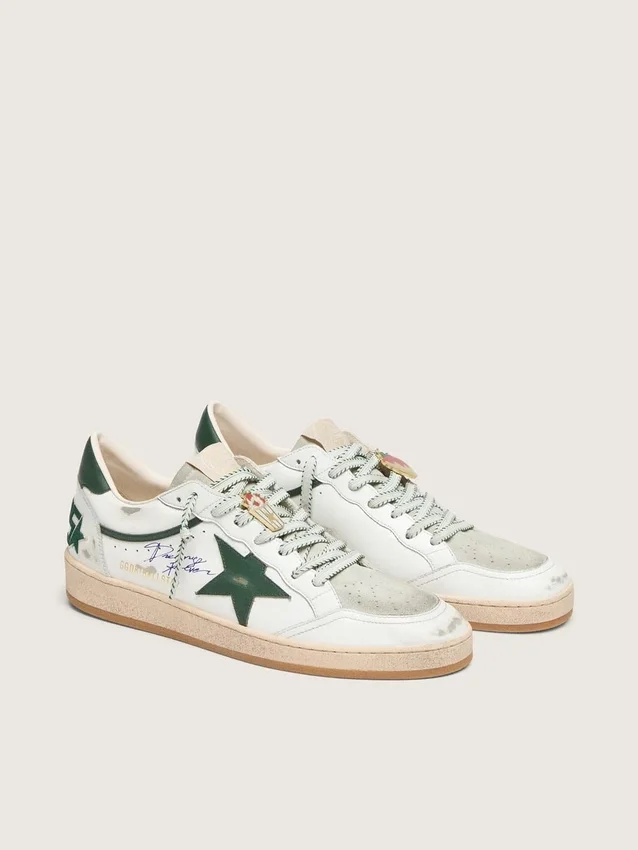 Damen-Modell „Ball Star LTD“ aus weißem Leder mit grünem Stern und Lederwaren