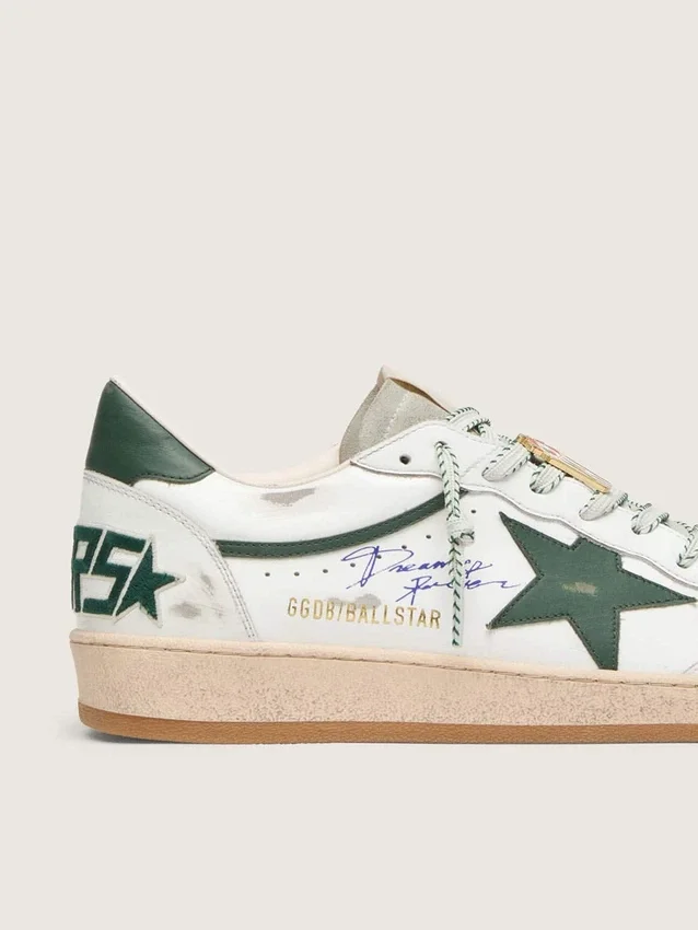 Damen-Modell „Ball Star LTD“ aus weißem Leder mit grünem Stern und Lederwaren