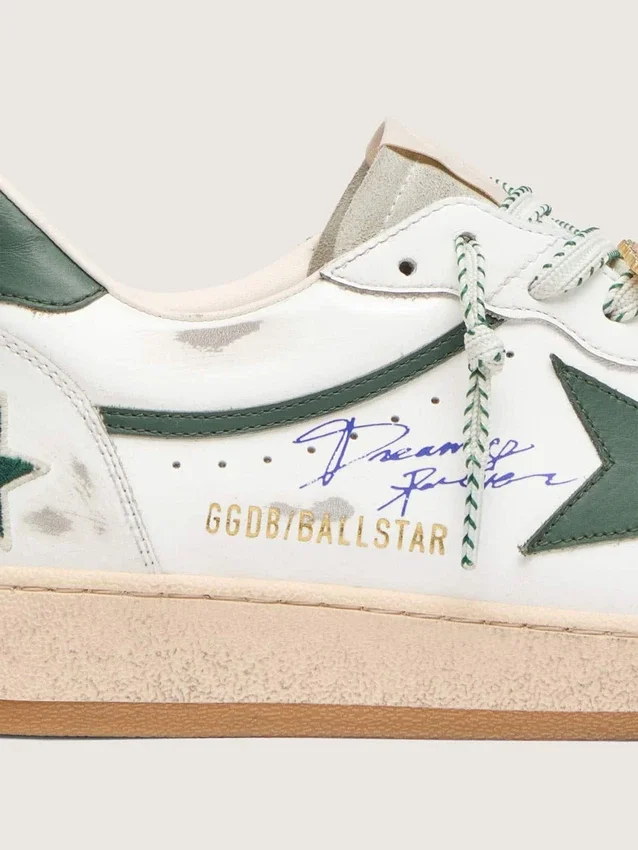 Damen-Modell „Ball Star LTD“ aus weißem Leder mit grünem Stern und Lederwaren