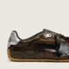 Damen-Modell „Marathon Speed“ aus Leder mit braunem Schlangenprint, schwarzem Stern und silberner Lederlasche an der Ferse