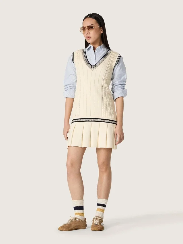 Damen-Modell „Marathon Speed“ mit Obermaterial aus tabakfarbenem Wildleder und silbernem Stern