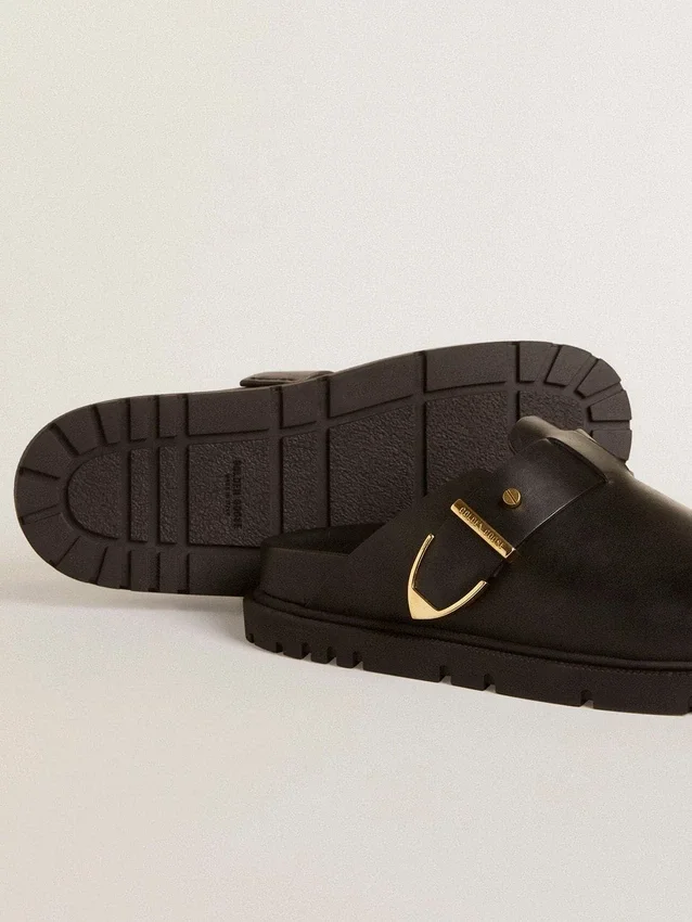 Damen-Sabot „Lucy“ aus glänzendem schwarzem Leder mit goldener Metallschnalle