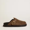 Damen-Sabot „Lucy“ aus taubengrauem Wildleder mit goldfarbener Metallschnalle
