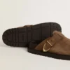 Damen-Sabot „Lucy“ aus taubengrauem Wildleder mit goldfarbener Metallschnalle