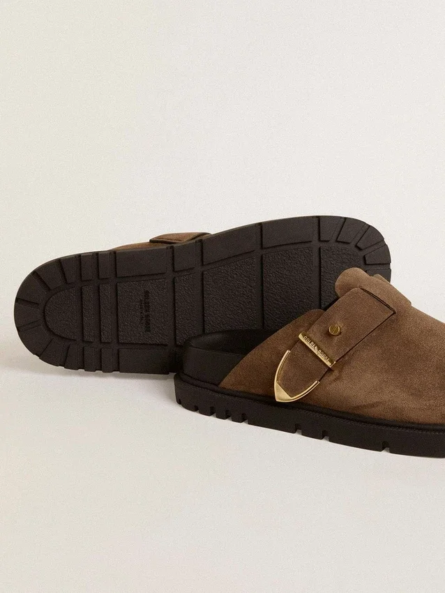 Damen-Sabot „Lucy“ aus taubengrauem Wildleder mit goldfarbener Metallschnalle