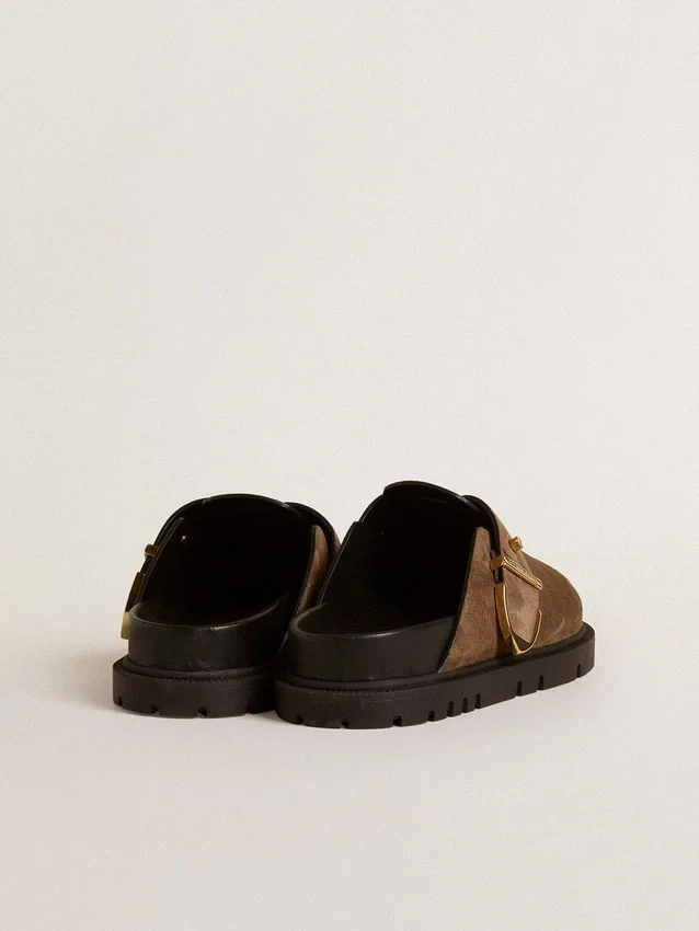 Damen-Sabot „Lucy“ aus taubengrauem Wildleder mit goldfarbener Metallschnalle